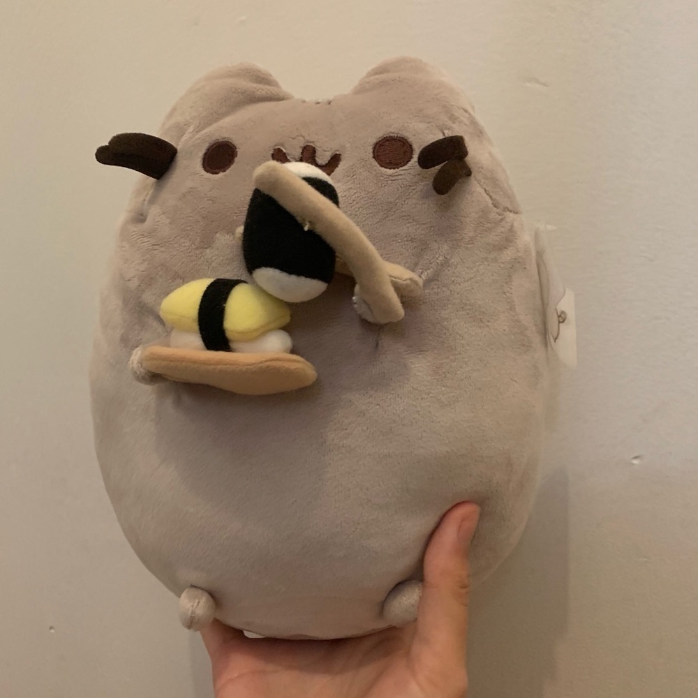 Pusheen with sushi
